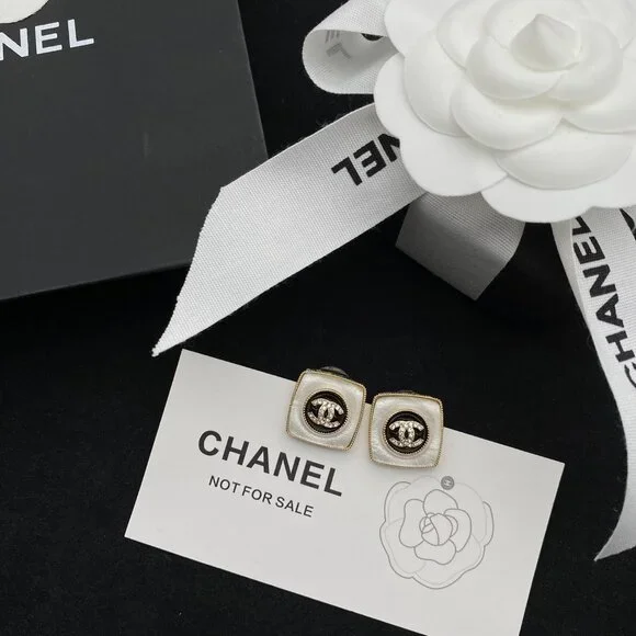 Chanel - Picture 2 of 4